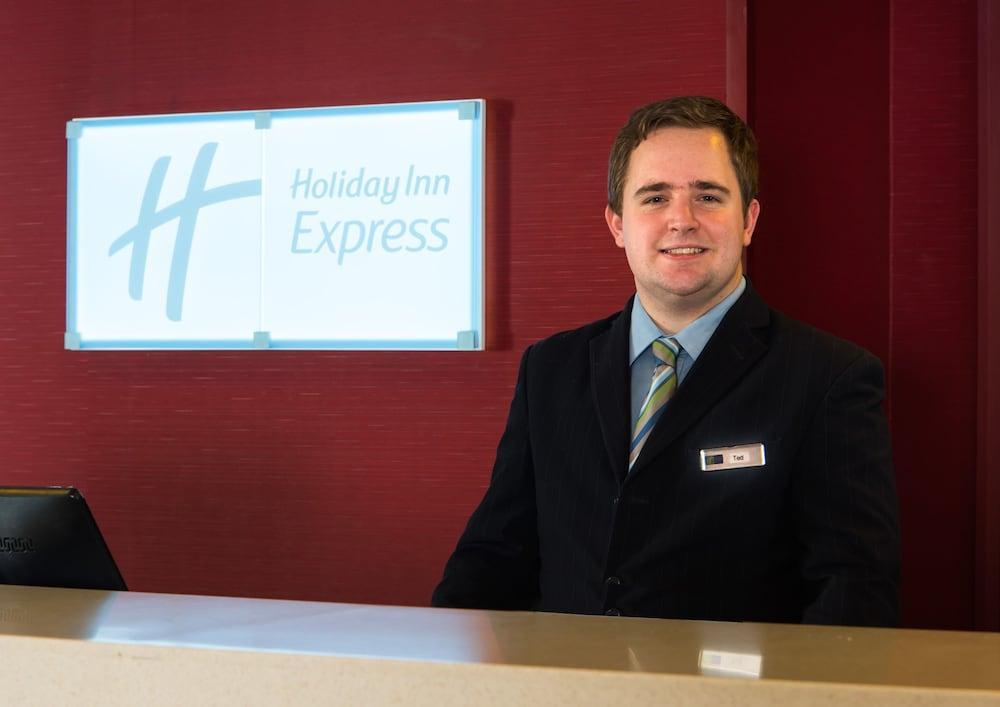 Holiday Inn Express Warwick - Stratford-Upon-Avon By Ihg Eksteriør bilde