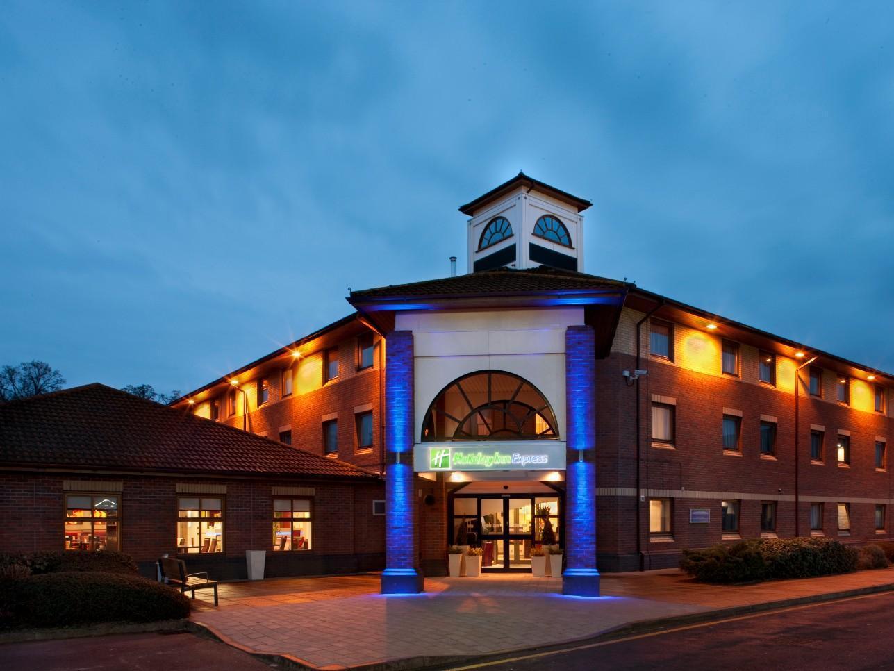 Holiday Inn Express Warwick - Stratford-Upon-Avon By Ihg Eksteriør bilde