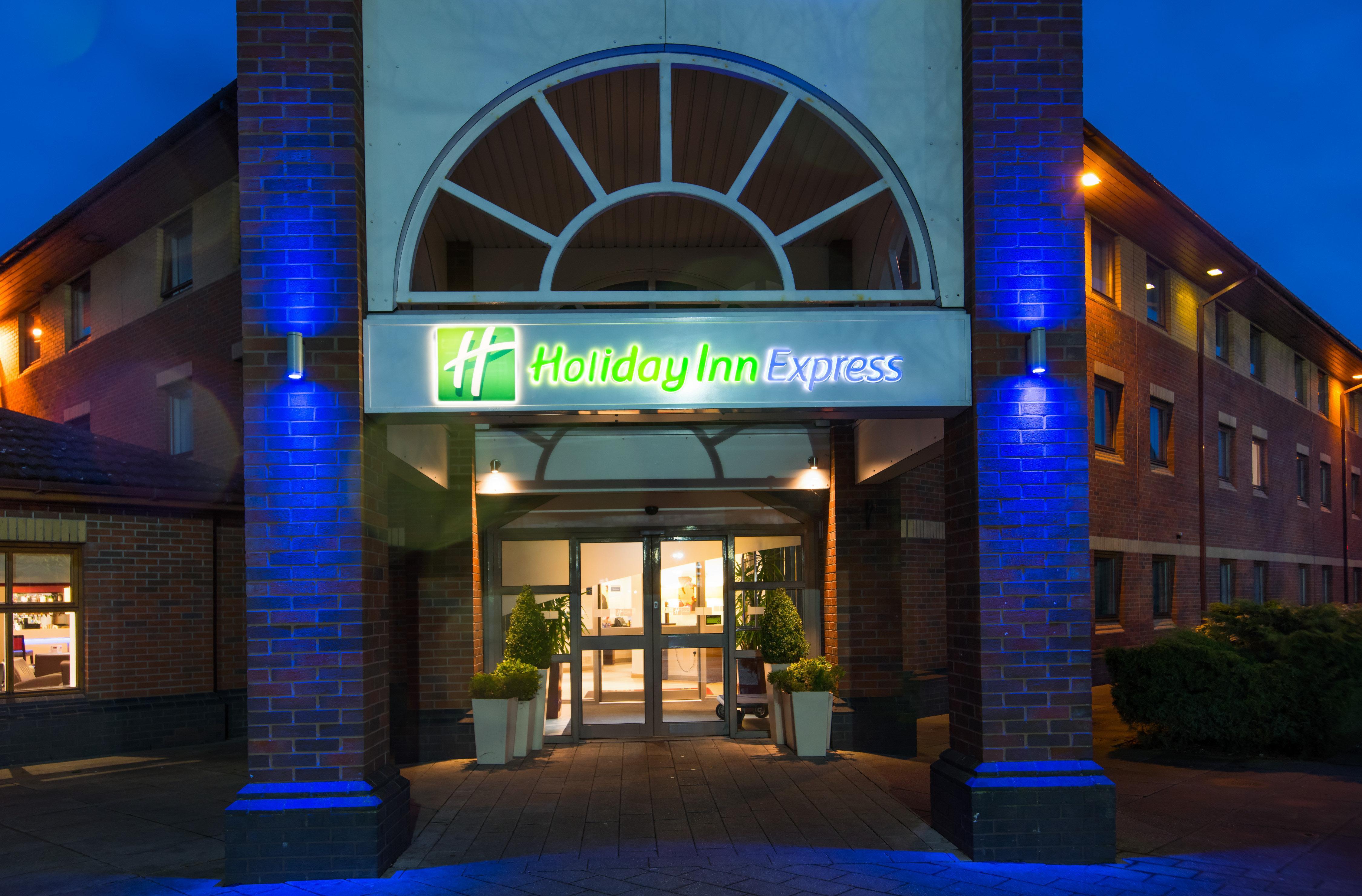 Holiday Inn Express Warwick - Stratford-Upon-Avon By Ihg Eksteriør bilde
