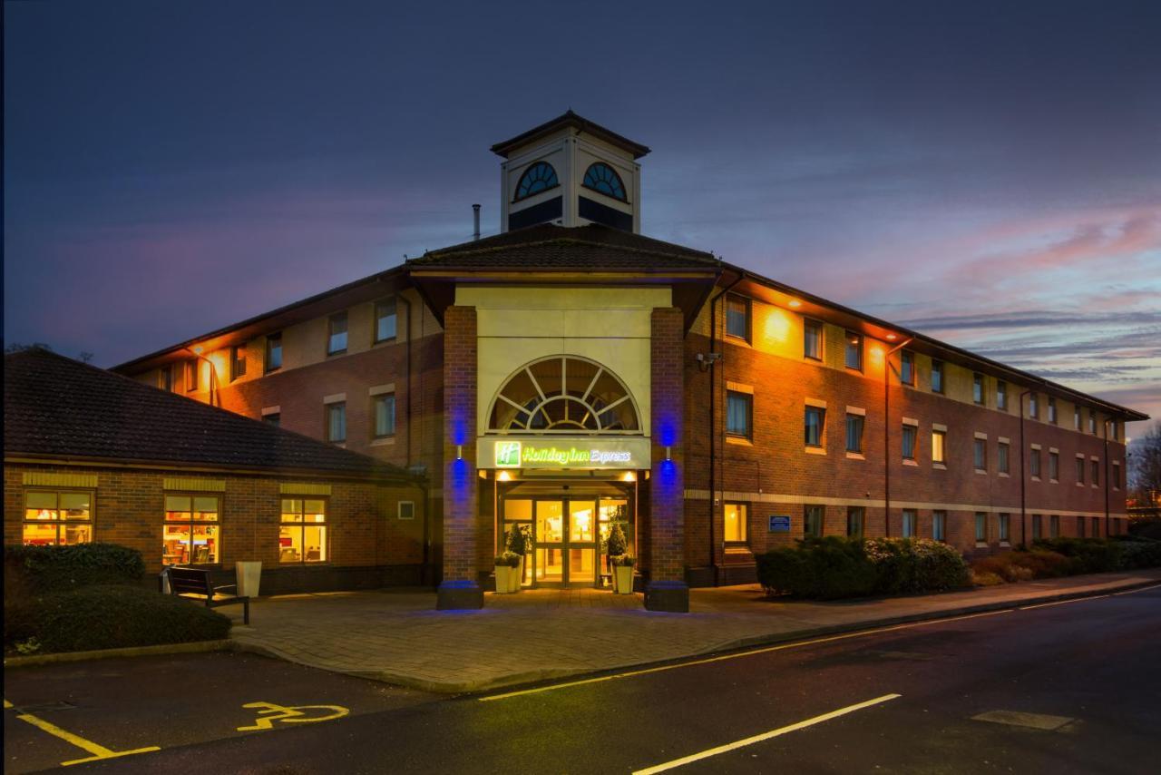 Holiday Inn Express Warwick - Stratford-Upon-Avon By Ihg Eksteriør bilde