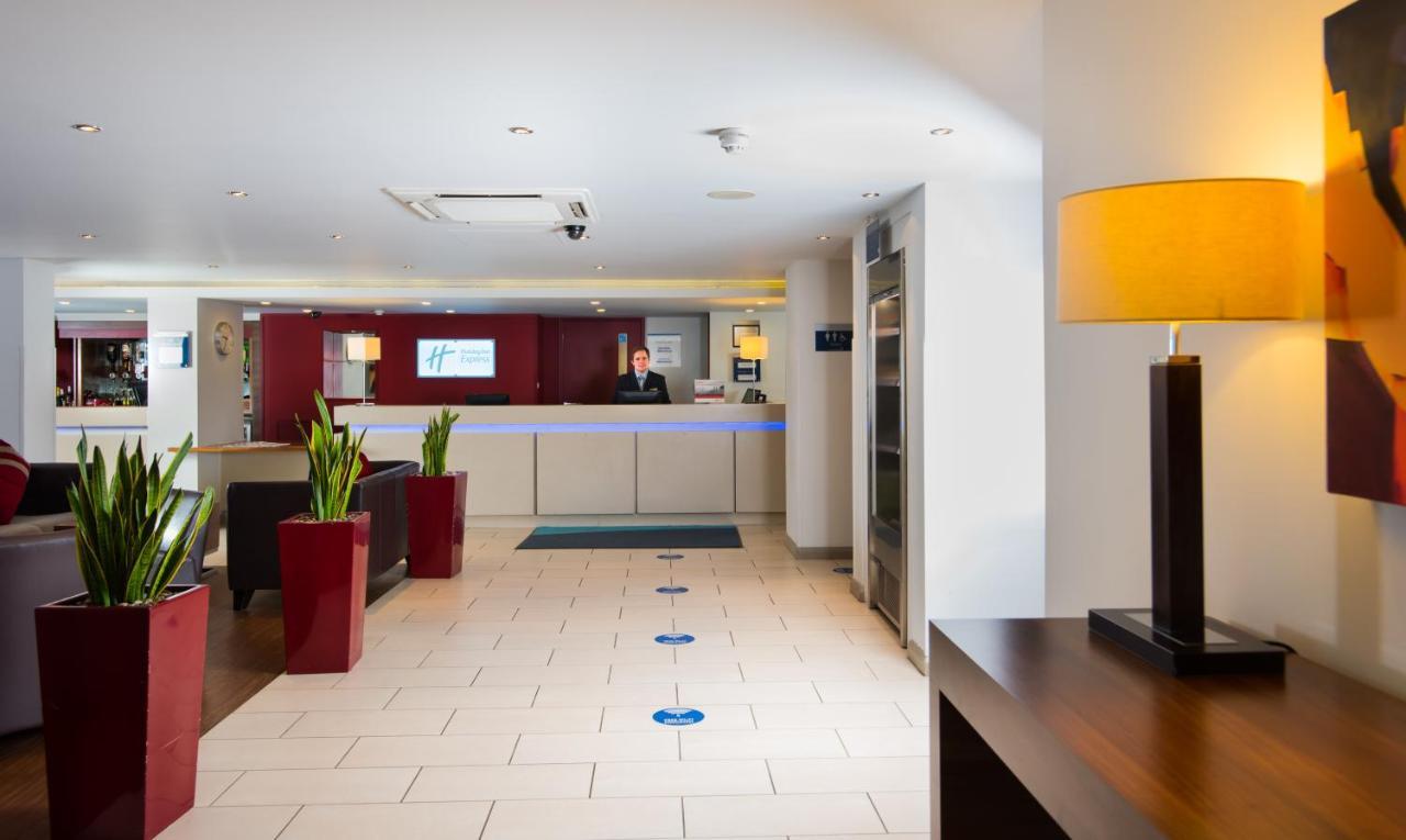 Holiday Inn Express Warwick - Stratford-Upon-Avon By Ihg Eksteriør bilde