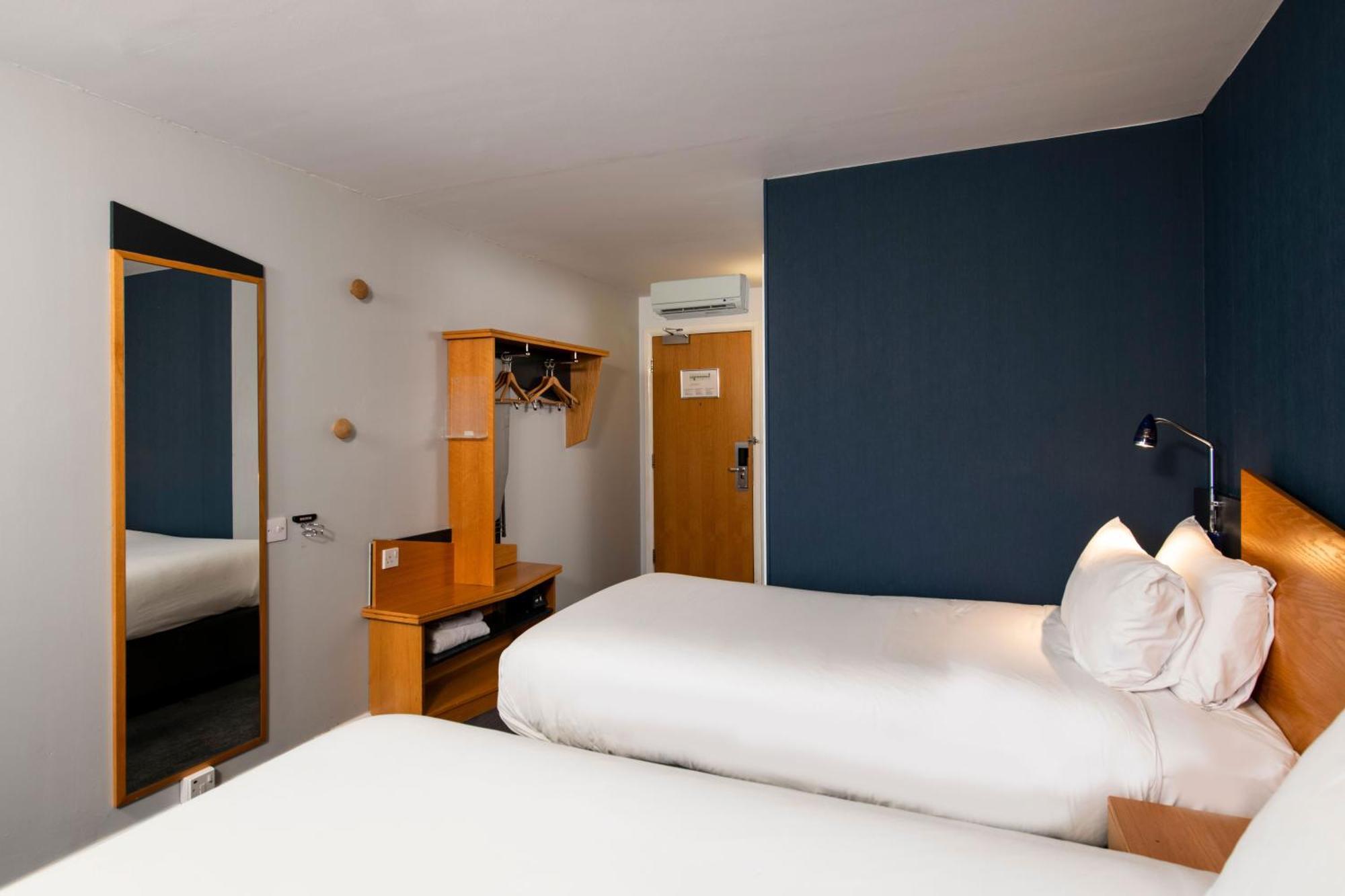 Holiday Inn Express Warwick - Stratford-Upon-Avon By Ihg Eksteriør bilde