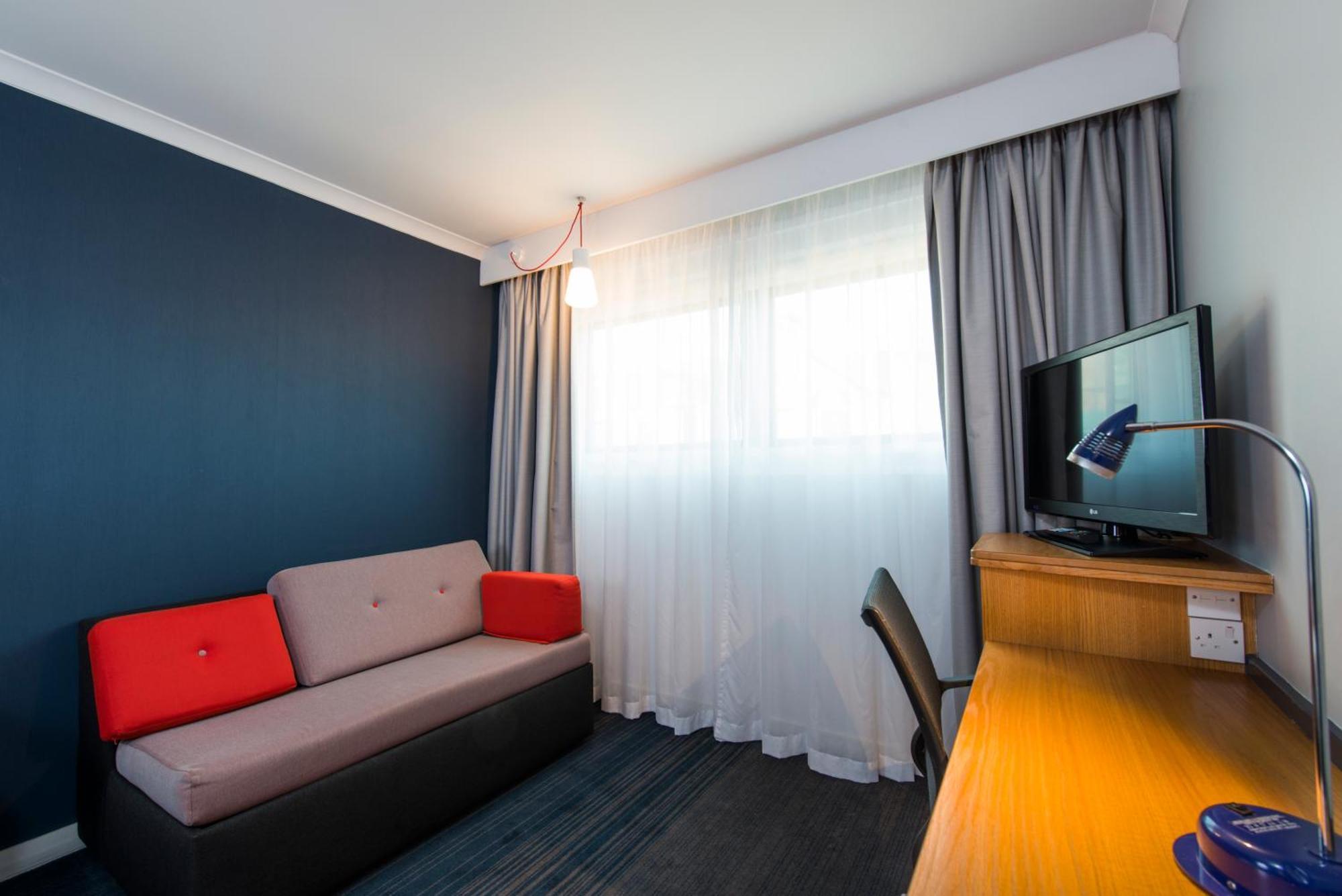 Holiday Inn Express Warwick - Stratford-Upon-Avon By Ihg Eksteriør bilde