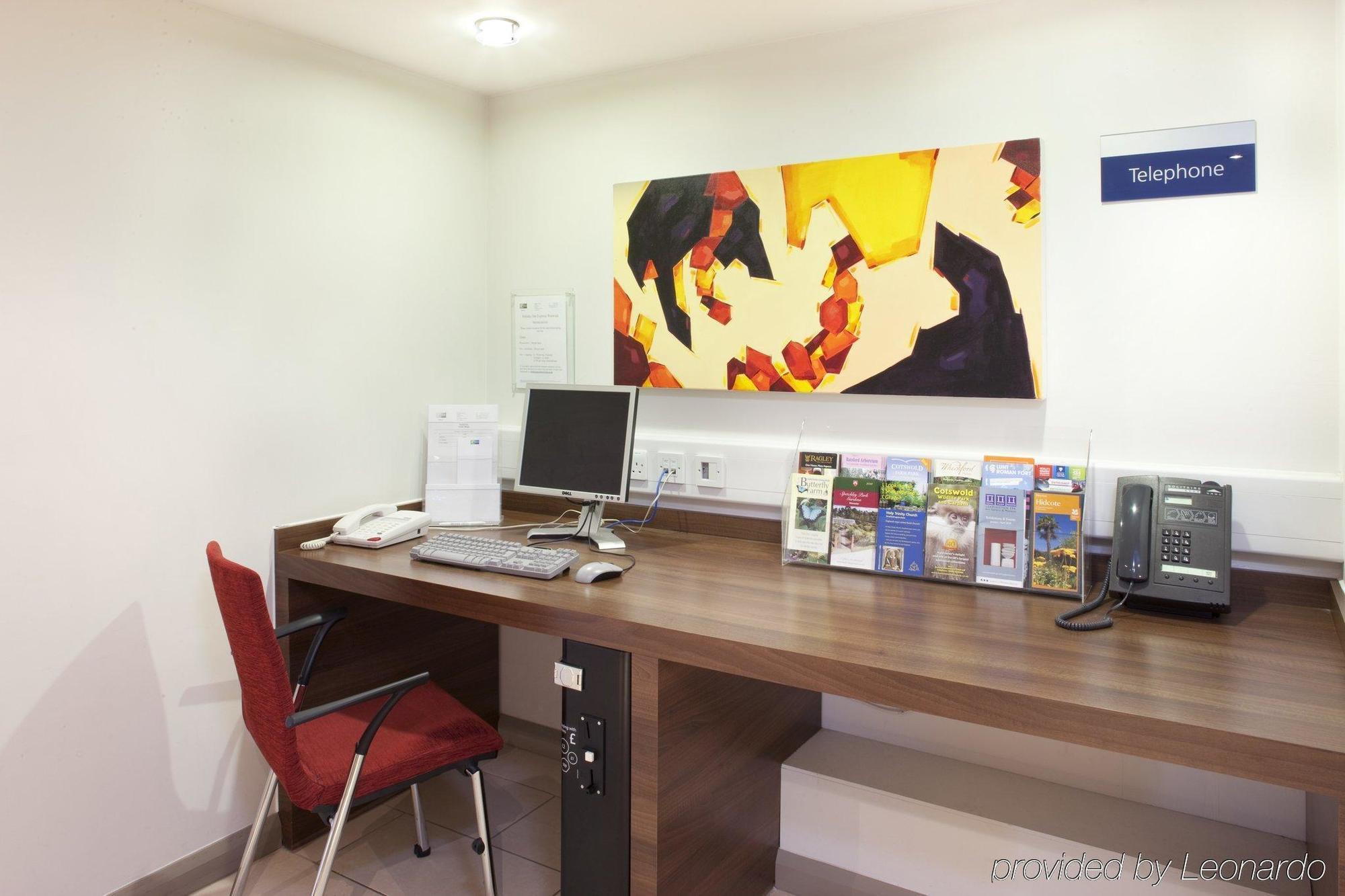 Holiday Inn Express Warwick - Stratford-Upon-Avon By Ihg Eksteriør bilde