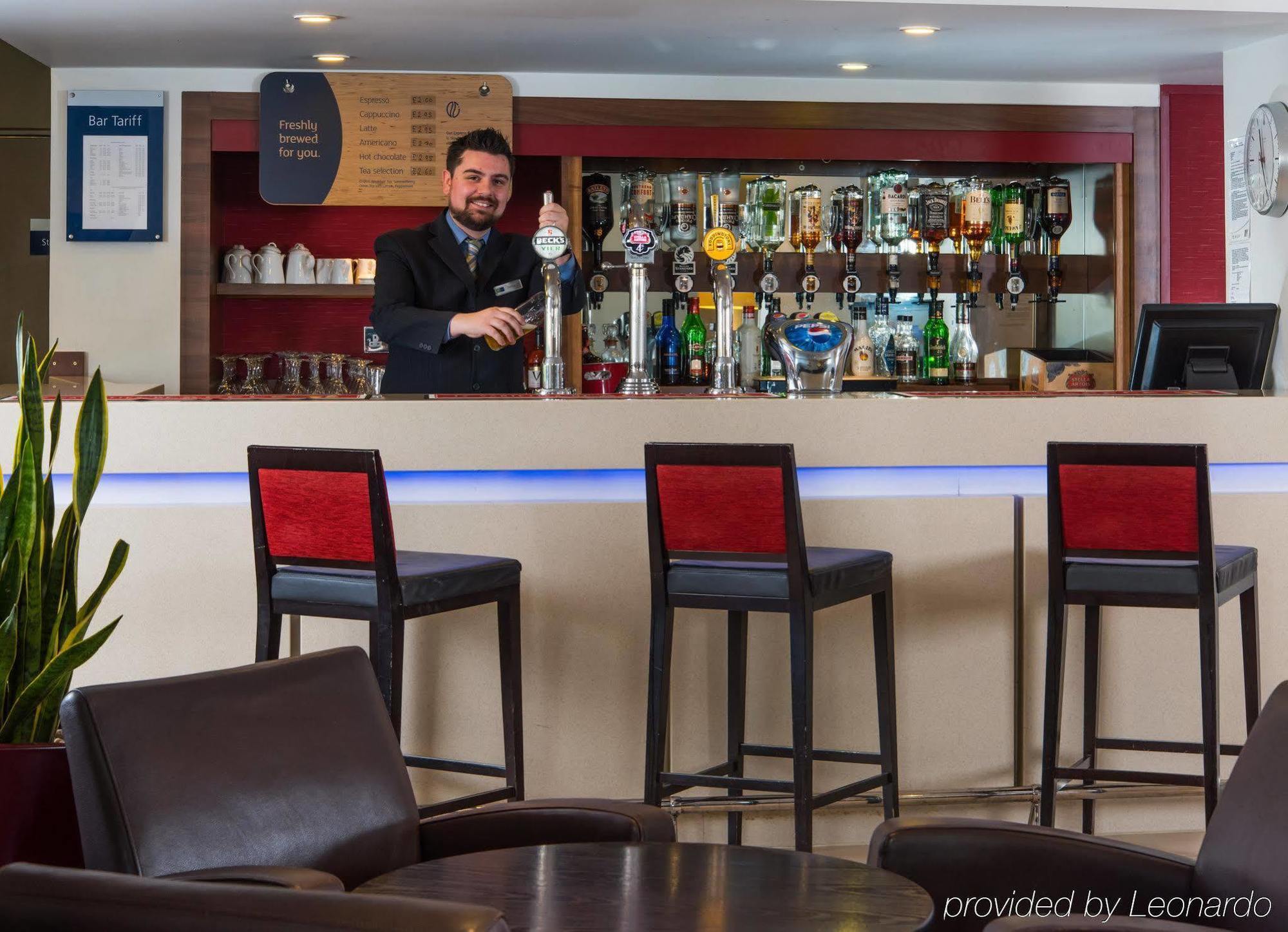 Holiday Inn Express Warwick - Stratford-Upon-Avon By Ihg Eksteriør bilde