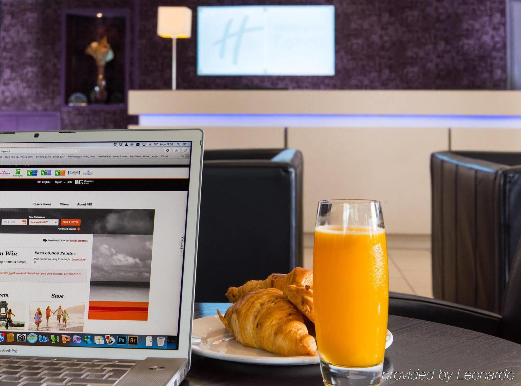 Holiday Inn Express Warwick - Stratford-Upon-Avon By Ihg Eksteriør bilde
