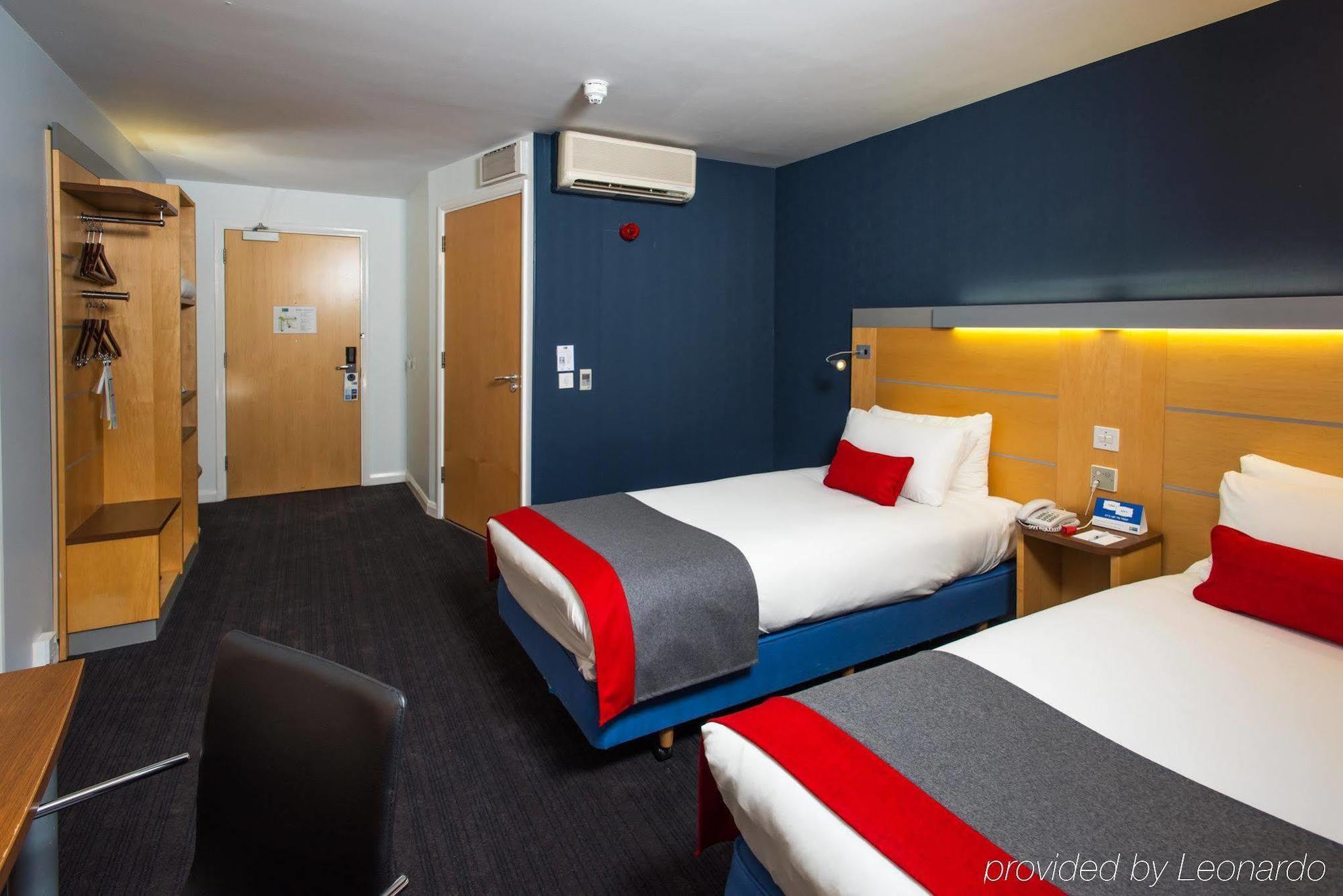 Holiday Inn Express Warwick - Stratford-Upon-Avon By Ihg Eksteriør bilde