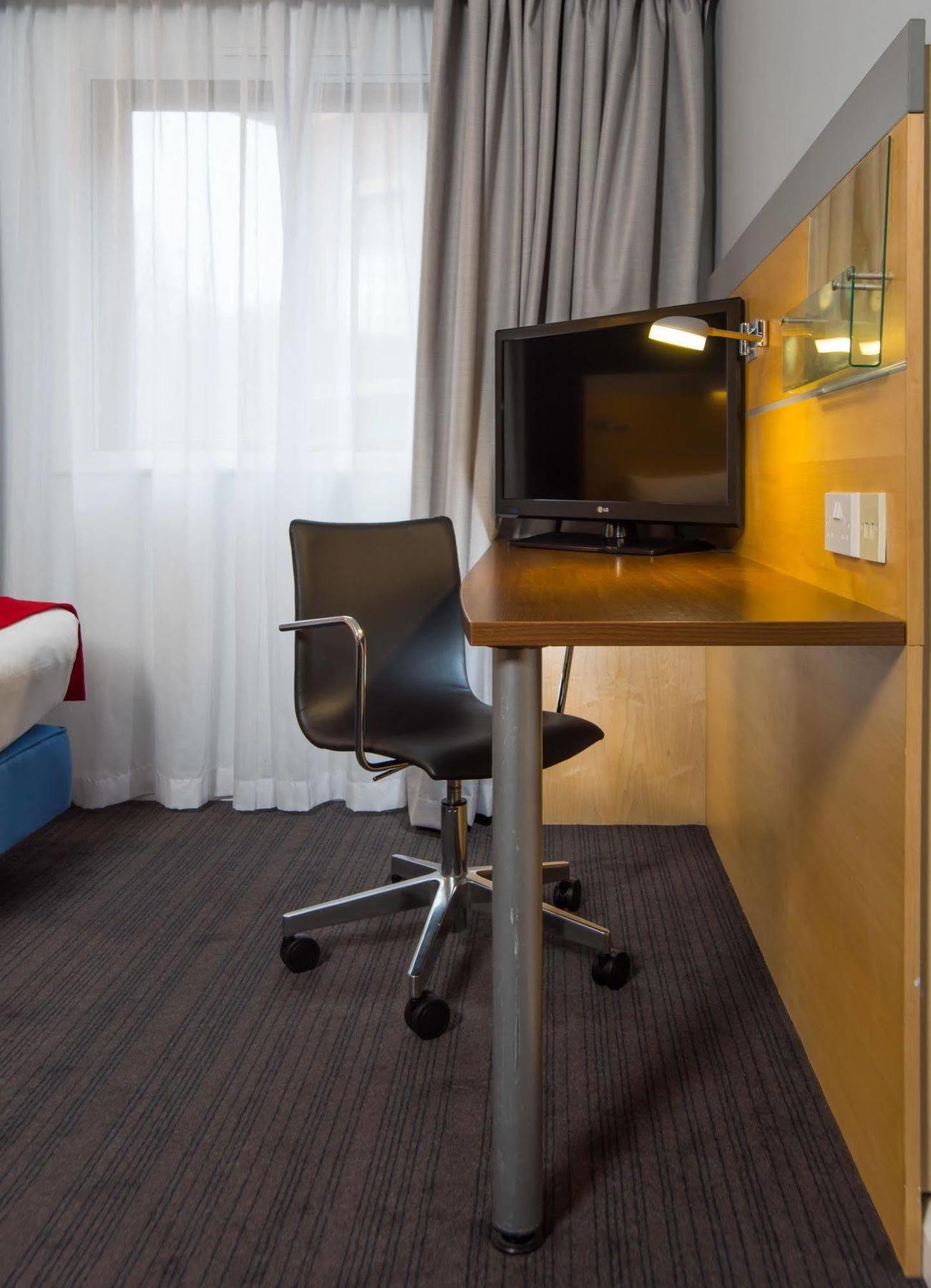 Holiday Inn Express Warwick - Stratford-Upon-Avon By Ihg Eksteriør bilde