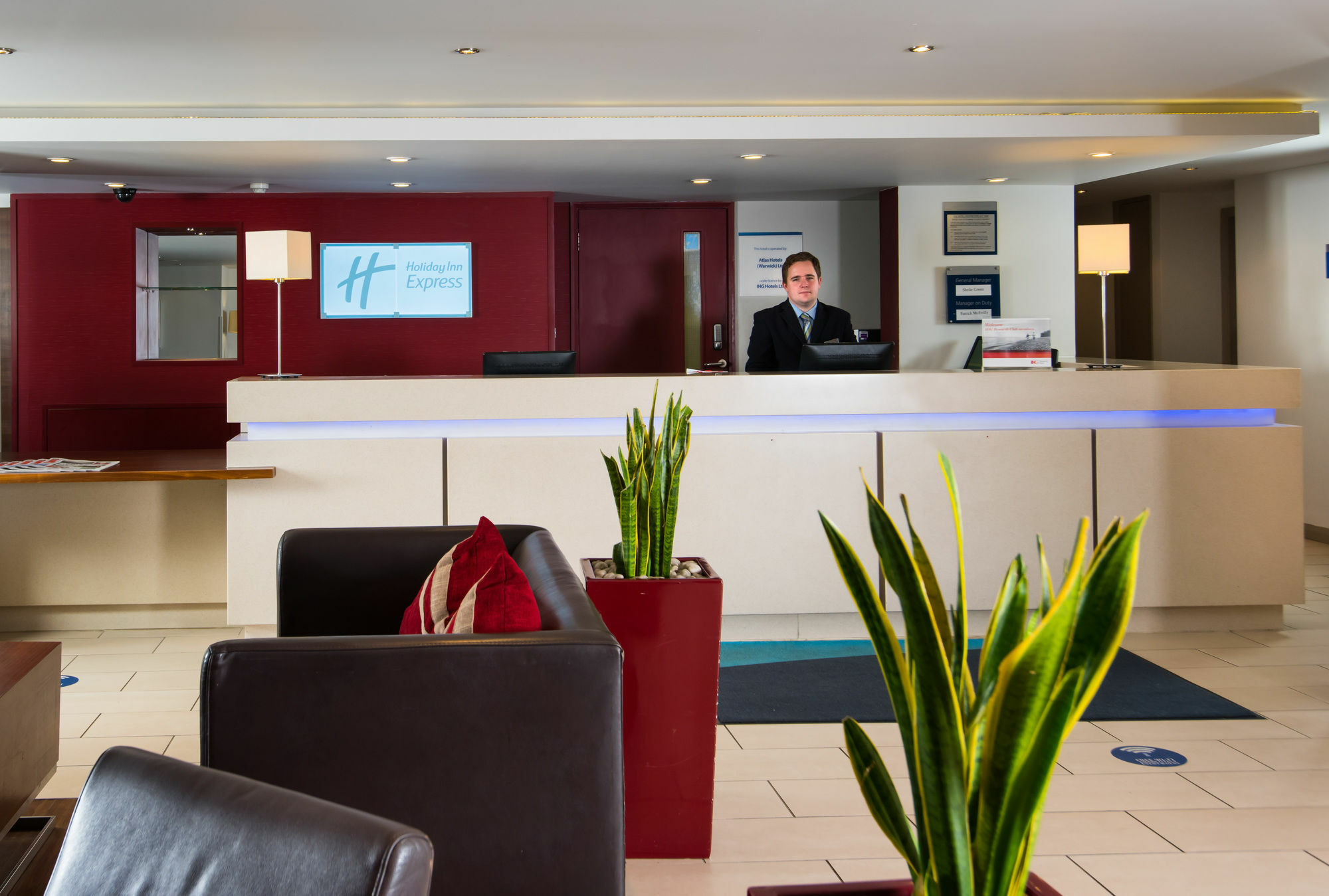 Holiday Inn Express Warwick - Stratford-Upon-Avon By Ihg Eksteriør bilde