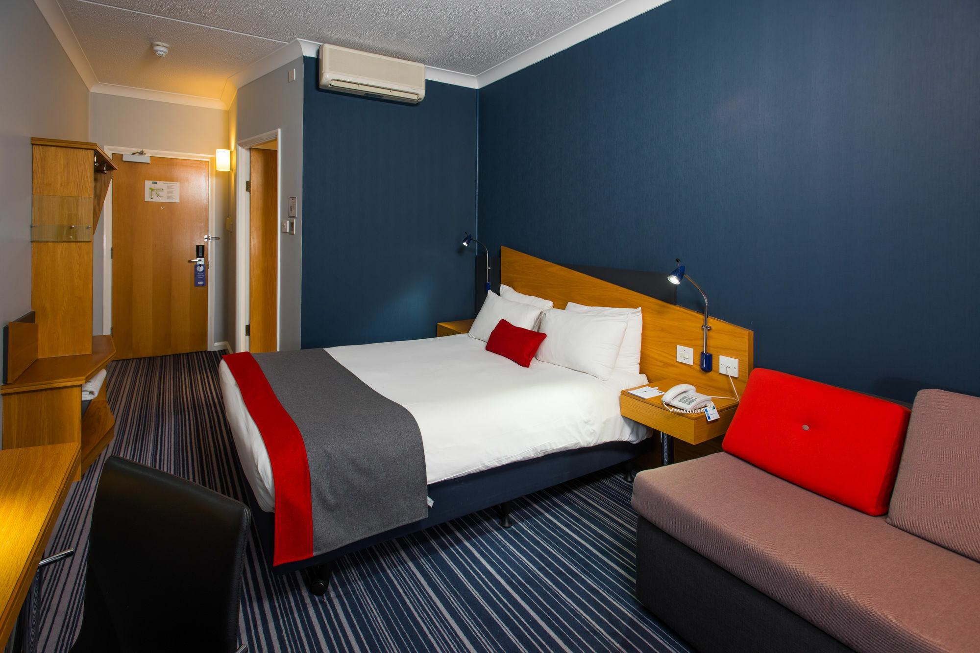 Holiday Inn Express Warwick - Stratford-Upon-Avon By Ihg Eksteriør bilde